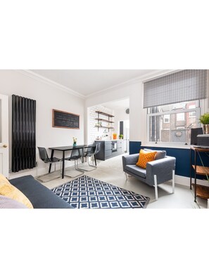 40-inch TV with satellite channels, fireplace - Charming & Trendy Base for 5, nr Bishopthorpe Rd (York)