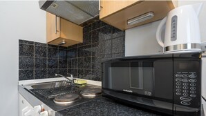 Studio (1 Bedroom) | Cuisine privée | Réfrigérateur, micro-ondes, plaque de cuisson, bouilloire électrique
