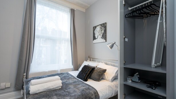 1 chambre, fer et planche à repasser, draps fournis