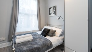 1 chambre, fer et planche à repasser, draps fournis