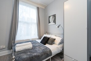 1 bedroom, iron/ironing board, bed sheets - Modern & Cosy Studio for 2 in West London (London)