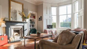 House (3 Bedrooms) | Living room | 40-inch TV with digital channels, fireplace