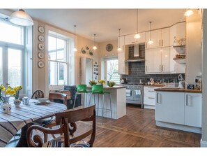 House (3 Bedrooms) | Private kitchen | Oven, stovetop, dishwasher, electric kettle - Elegant Townhouse in Historic Capital (Edinburgh)