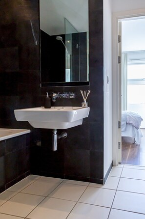 Apartment (1 Bedroom) | Bathroom