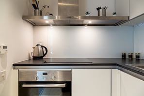 Apartment (1 Bedroom) | Eigene Küche | Kühlschrank, Mikrowelle, Ofen, Geschirrspüler