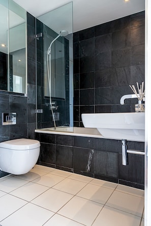 Apartment (1 Bedroom) | Bathroom | Bathtub, towels, shampoo