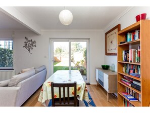 House (2 Bedrooms) | Living room | 40-inch TV with digital channels - Beautiful Terraced City House in Central Cambridge (Cambridge)