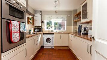 House (2 Bedrooms) | Private kitchen | Fridge, microwave, oven, dishwasher