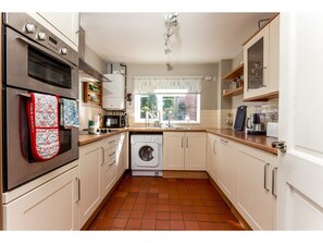 House (2 Bedrooms) | Private kitchen | Fridge, microwave, oven, dishwasher - Beautiful Terraced City House in Central Cambridge (Cambridge)