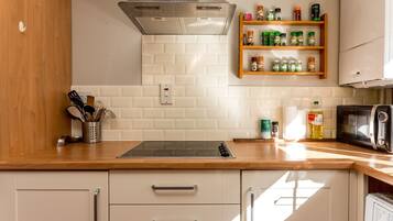 House (2 Bedrooms) | Private kitchen | Fridge, microwave, oven, dishwasher