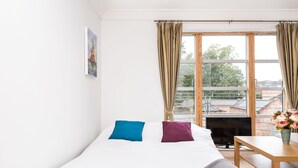 Apartment (2 Bedrooms) | 2 bedrooms, iron/ironing board, bed sheets - Emperors Wharf - Neat 2 Bedroom With Free Parking! (York)