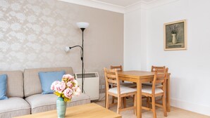 Dining - Emperors Wharf - Neat 2 Bedroom With Free Parking! (York)
