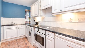 Apartment (2 Bedrooms) | Private kitchen | Fridge, oven, electric kettle, cookware/dishes/utensils - Emperors Wharf - Neat 2 Bedroom With Free Parking! (York)