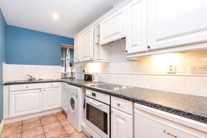 Refrigerador, horno, tetera/pava eléctrica, utensilios de cocina