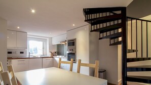 In-room dining - Duplex, 1BR Apartment, Sleeps 4, Newhaven Harbour (Edinburgh)