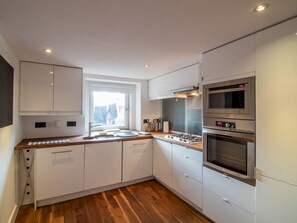 아파트 (1 Bedroom) | 전용 주방 | 냉장고, 전자레인지, 오븐, 식기 세척기