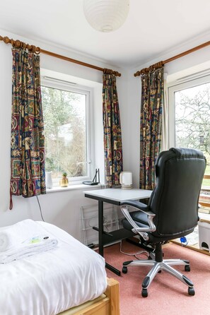 Apartment (0 Bedroom) | Desk, iron/ironing board, free WiFi, bed sheets - Cosy & Bright Studio With Garden Viewfree Parking (Cambridge)