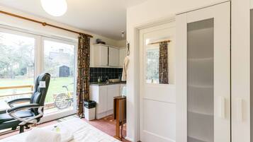 Apartment (0 Bedroom) | Desk, iron/ironing board, free WiFi, bed sheets