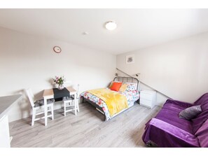 Departamento (0 Bedroom) | Tabla de planchar con plancha y ropa de cama 