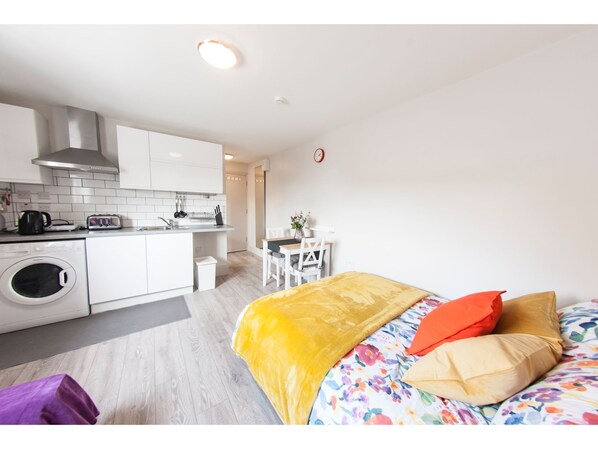 Apartment (0 Bedroom) | Iron/ironing board, bed sheets - ELM Studio Flat in Cricklewood (London)