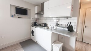 Apartment (0 Bedroom) | Private kitchen - ELM Studio Flat in Cricklewood (London)