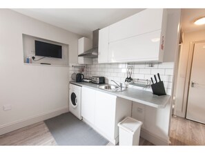 Apartment (0 Bedroom) | Private kitchen | Electric kettle, cookware/dishes/utensils - ELM Studio Flat in Cricklewood (London)