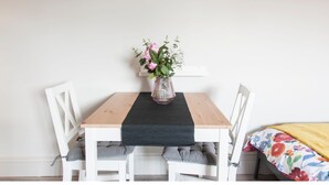 Dining - ELM Studio Flat in Cricklewood (London)