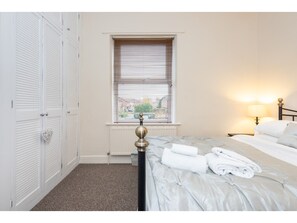 Talo (2 Bedrooms) | 2 makuuhuonetta, silitysrauta/-lauta, Wi-Fi, vuodevaatteet