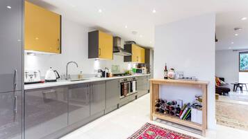 House (3 Bedrooms) | Private kitchen | Fridge, microwave, oven, dishwasher