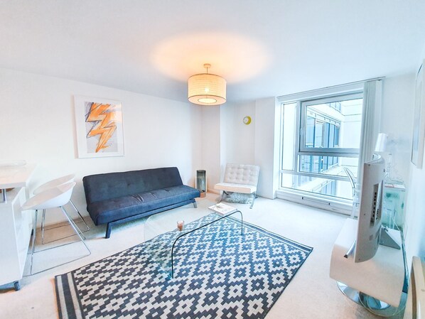 40-inch TV with digital channels, Netflix, streaming services - Bright 1BR by Thames River (London)