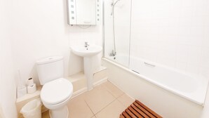 Leilighet (1 Bedroom) | Bad | Dusj, håndklær og toalettpapir