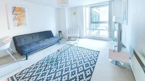 Leilighet (1 Bedroom) | Oppholdsrom | En 40-tommers TV med digitale kanaler samt Netflix og strømmetjenester