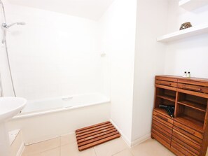 Apartamento (1 Bedroom) | Banheiro | Chuveiro, toalhas de banho, papel higiênico 