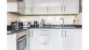 Appartement (1 Bedroom) | Cuisine privée | Batterie de cuisine, vaisselle et ustensiles