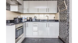 Appartement (1 Bedroom) | Privékeuken | Kookgerei, borden en bestek