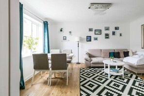 Apartamento (2 Bedrooms) | Sala de estar | TV