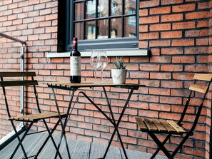 Outdoor dining - New Apartment in City Centre & Close to Stadiums (Cardiff)