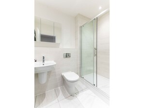 Apartment (3 Bedrooms) | Bathroom - New-built Rooftop Penthouse for 7 (Cambridge)