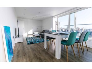 Apartment (3 Bedrooms) | Wohnbereich | Fernseher