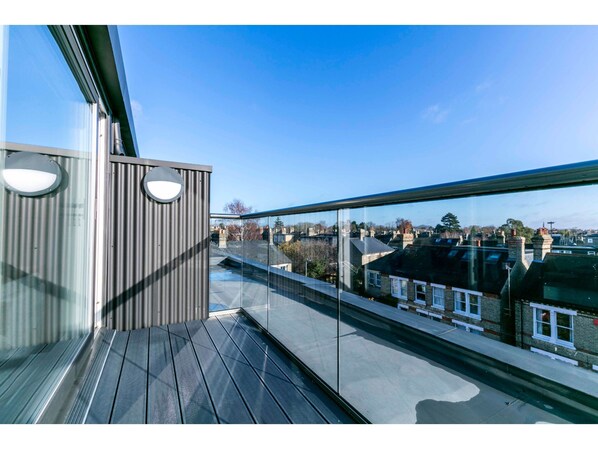 Apartment (3 Bedrooms) | Balcony - New-built Rooftop Penthouse for 7 (Cambridge)