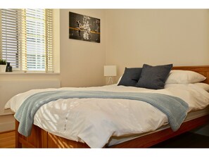 Appartement (2 Bedrooms) | 2 chambres, fer et planche à repasser, draps fournis