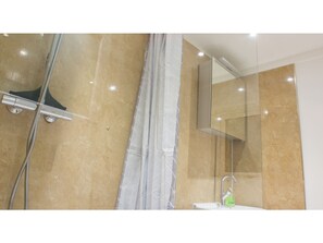 아파트 (1 Bedroom) | 욕실 | 샤워 시설, 타월