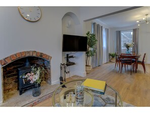 Hus (3 Bedrooms) | Vardagsrum | Tv och eldstad