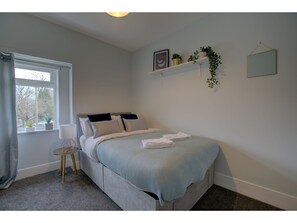 Hus (3 Bedrooms) | 3 soverom, strykejern/-brett og sengetøy