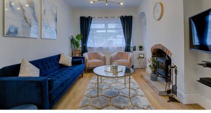 Beautiful 3BR House Cheadle Super Road Links MCR