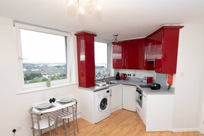 Apartment (1 Bedroom) | Eigene Küche | Kühlschrank, Ofen, Wasserkocher mit Kaffee-/Teezubehör, Toaster