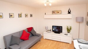 Apartment (1 Bedroom) | Living room - Beautiful 1BD Apt. Close to Everything w/ Views! (Belfast)