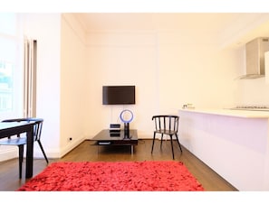 Apartamento (1 Bedroom) | Sala de estar | TV 40 polegadas com canais via satélite