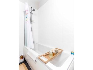 Hus (2 Bedrooms) | 2 sovrum, strykjärn/strykbräda, gratis wi-fi och sängkläder