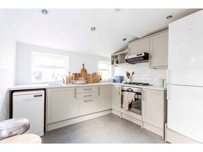 Hús (2 Bedrooms) | Einkaeldhús | Ísskápur, örbylgjuofn, bakarofn, eldavélarhellur